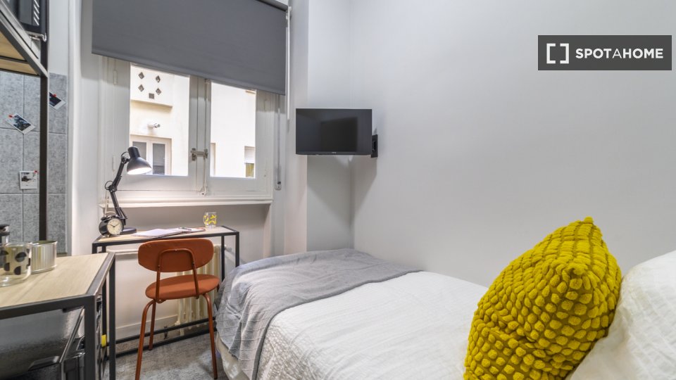 Double room Madrid, 10 beds, 162m² — photo 13