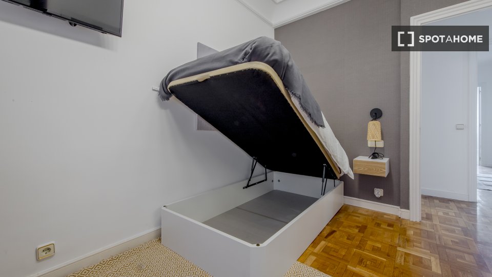 Double room Madrid, 9 beds, 190m² — photo 16