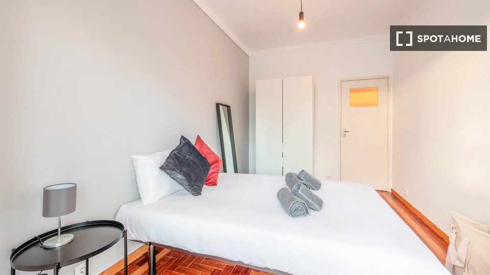 Double room Lisbon, 3 beds — photo 11
