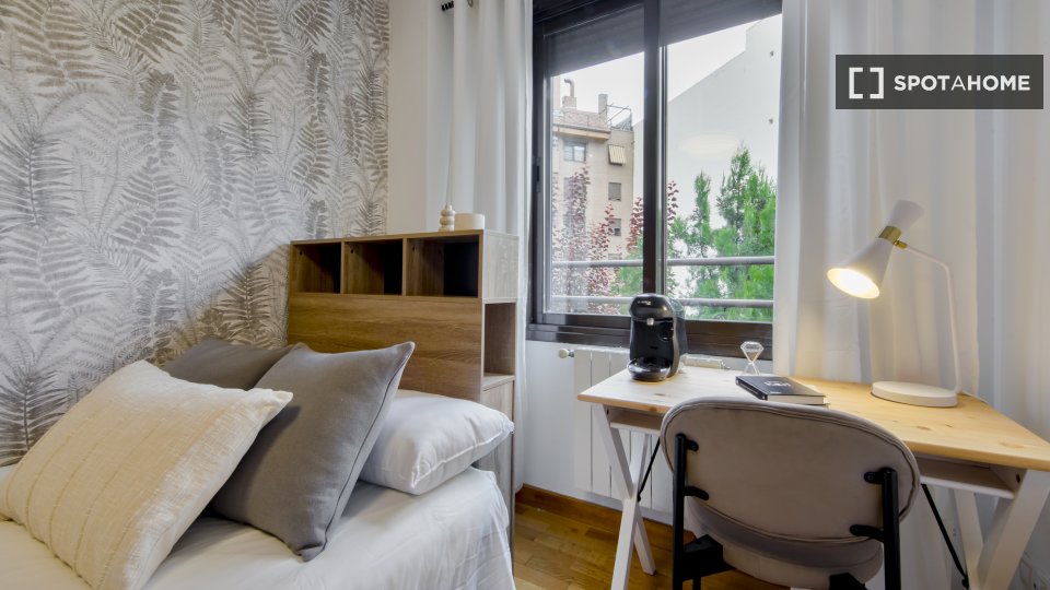 Camera in affitto in un appartamento con 5 camere da letto ad Almendrales. - a Madrid