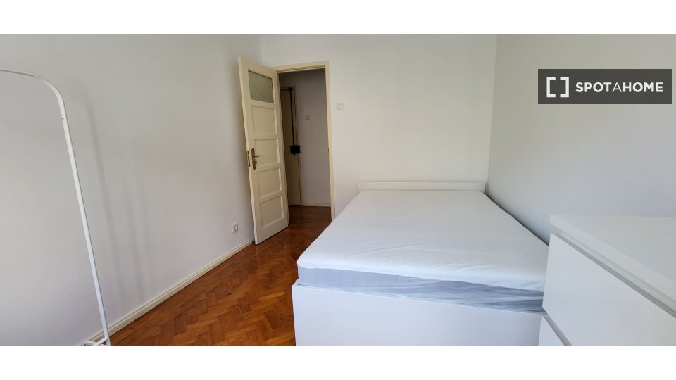 Double room Lisbon, 3 beds, 90m² — photo 12