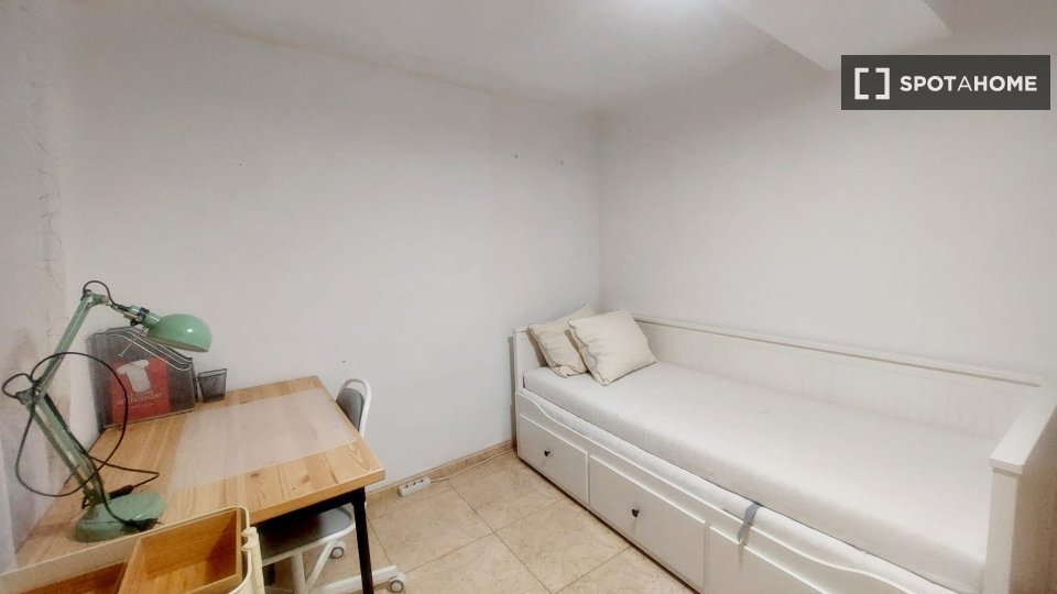 Double room Barcelona, 3 beds, 68m² — photo 12