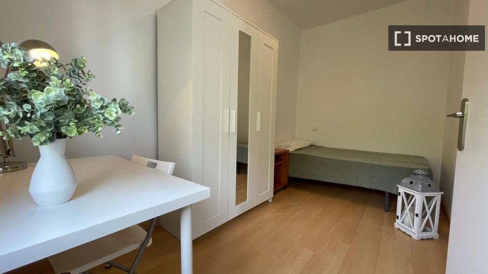 Double room Seville, 3 beds — photo 7