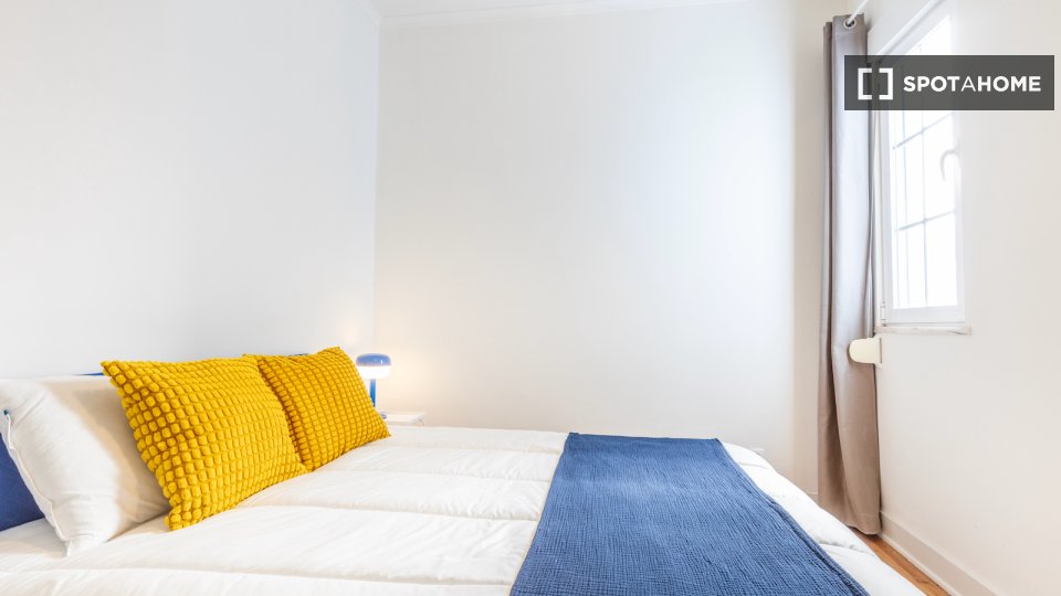 Double room Lisbon, 3 beds — photo 8