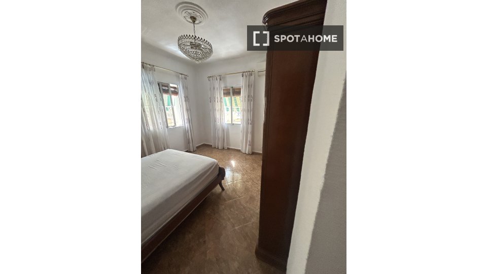 Double room Granada, 1 bed, 77m² — photo 12