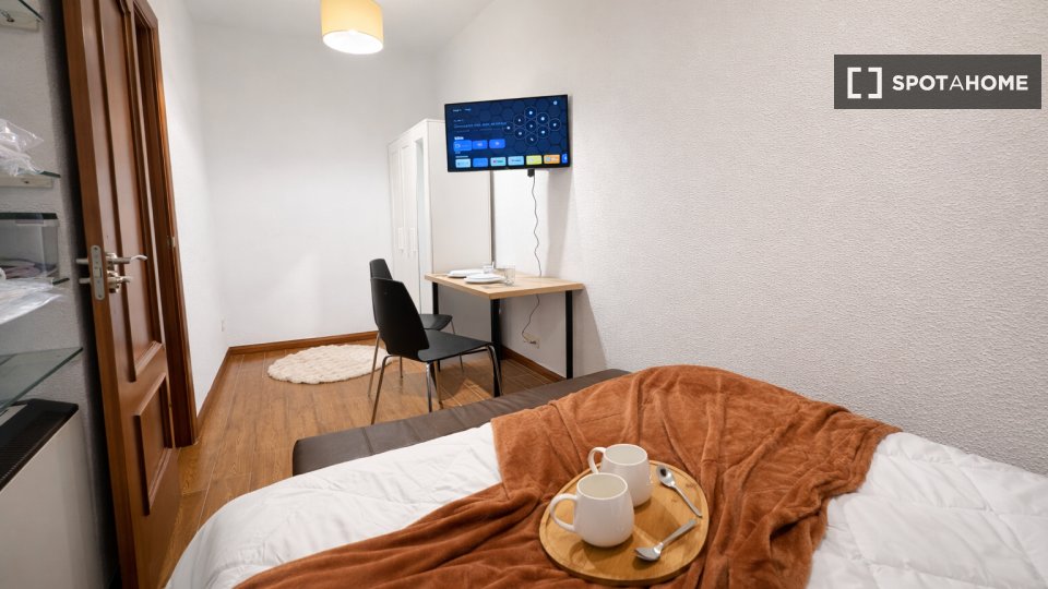 Double room Madrid, 4 beds, 75m² — photo 3