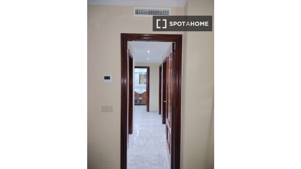 Apartamento de 3 dormitorios en alquiler en Nerja, Málaga.