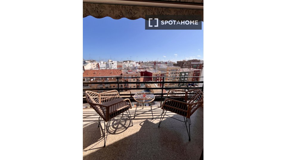 Double room Valencia, 2 beds, 85m² — photo 15