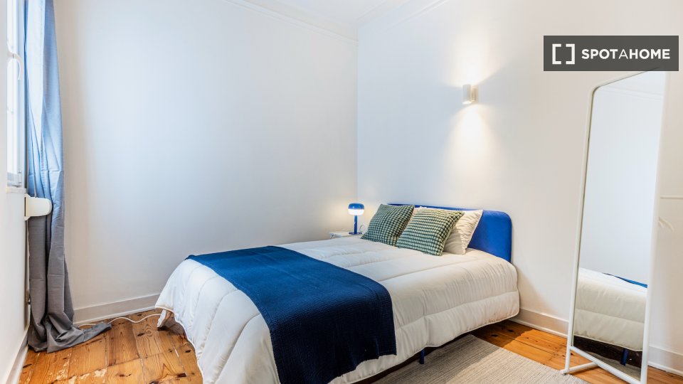 Double room Lisbon, 3 beds — photo 1