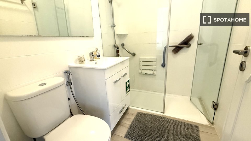 Apartment Lisbon, 2 beds, 70m² — photo 32