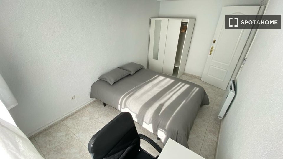 Double room Madrid, 4 beds — photo 10
