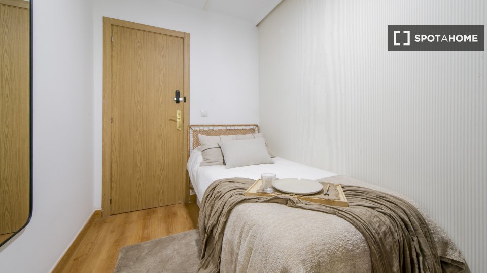 Double room Madrid, 6 beds — photo 3