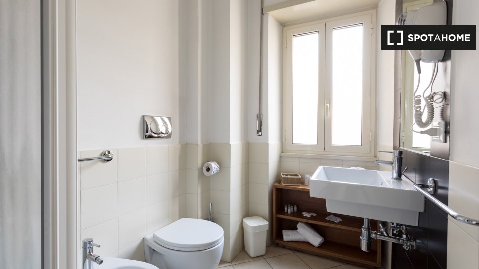 Double room Rome, 3 beds — photo 6