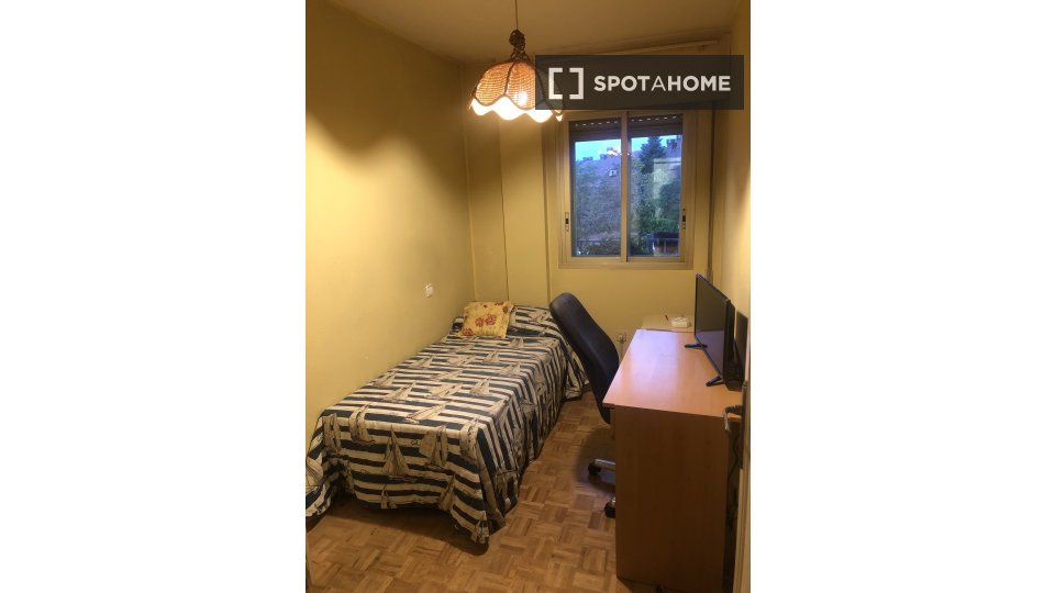 Double room Madrid, 3 beds, 8m² — photo 4