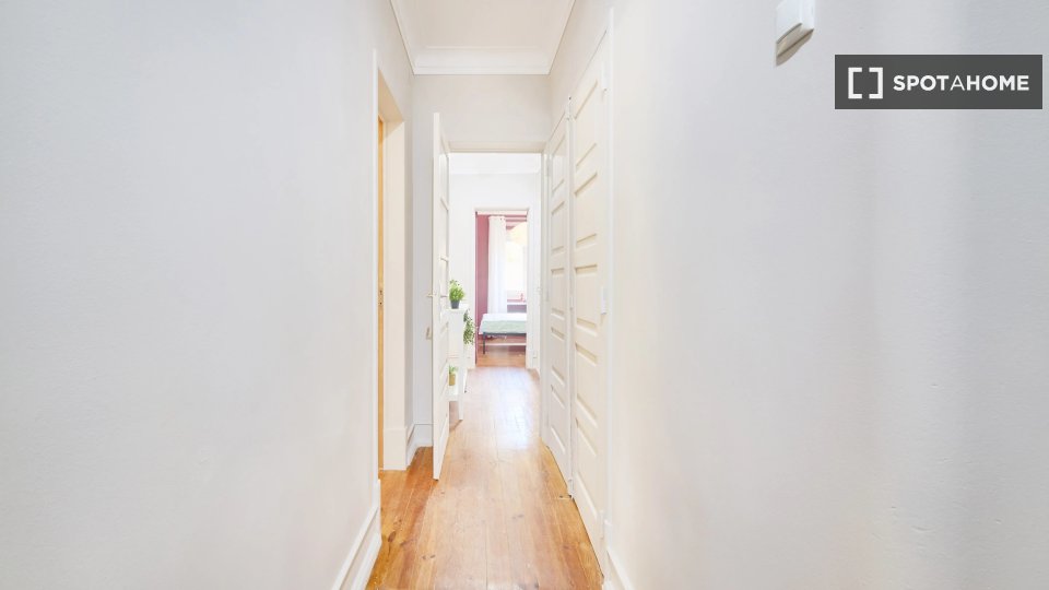 Double room Lisbon, 4 beds — photo 17