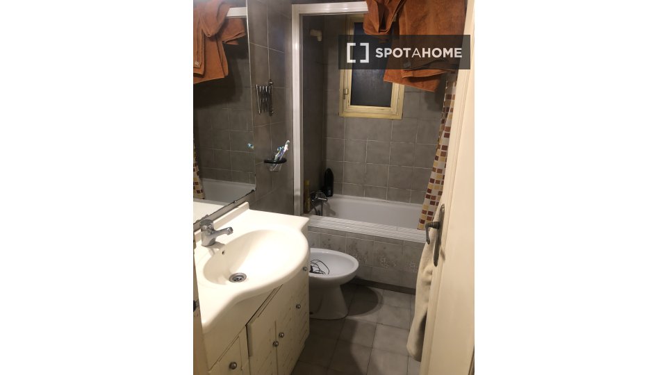 Double room Madrid, 3 beds, 8m² — photo 3