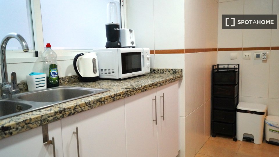 Double room Valencia, 3 beds — photo 10