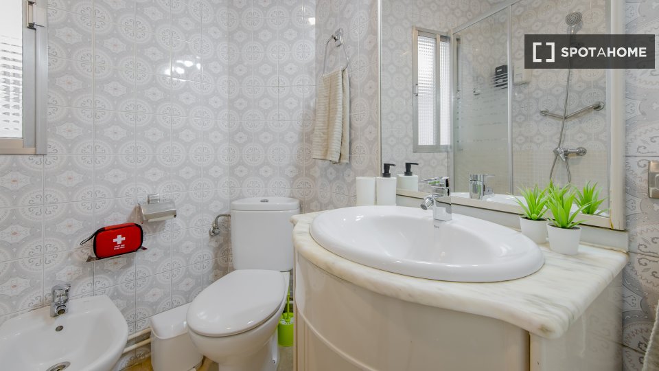 Double room Madrid, 4 beds, 120m² — photo 5