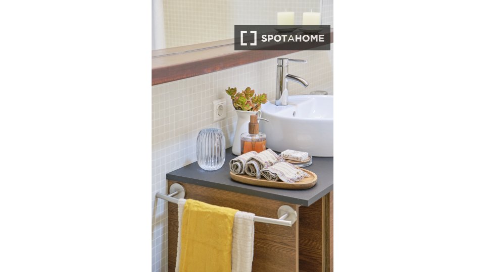 Apartment Lisbon, 2 beds, 70m² — photo 19