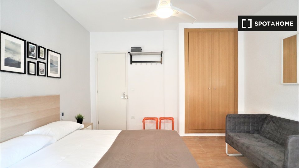 Double room Valencia, 3 beds, 80m² — photo 7
