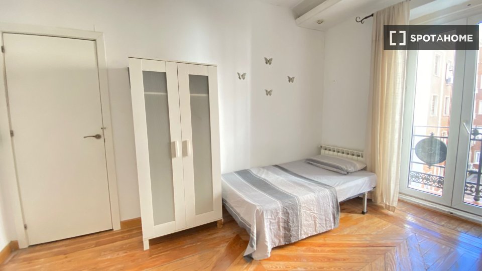 Double room Madrid, 7 beds, 180m² — photo 28