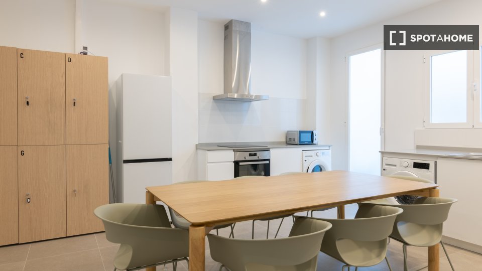Double room Valencia, 1 bed, 150m² — photo 8