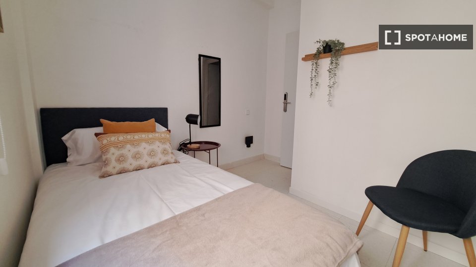 Double room Madrid, 14 beds, 200m² — photo 12