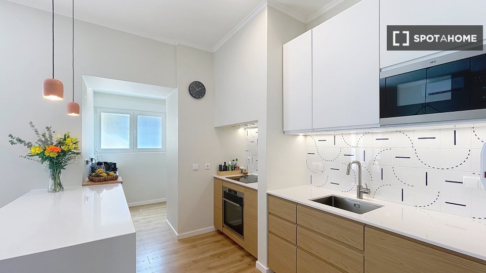 Apartment Lisbon, 2 beds, 82m² — photo 1