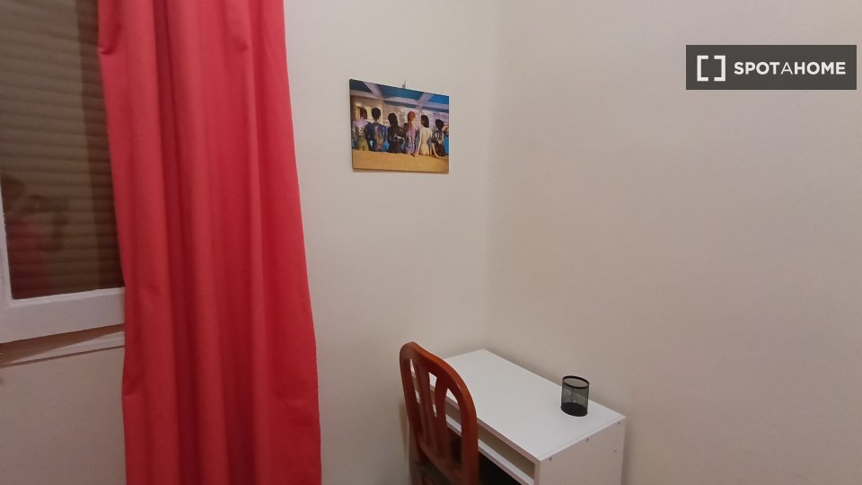 Se alquila habitación de 1 dormitorio, Jerónimos, Madrid.