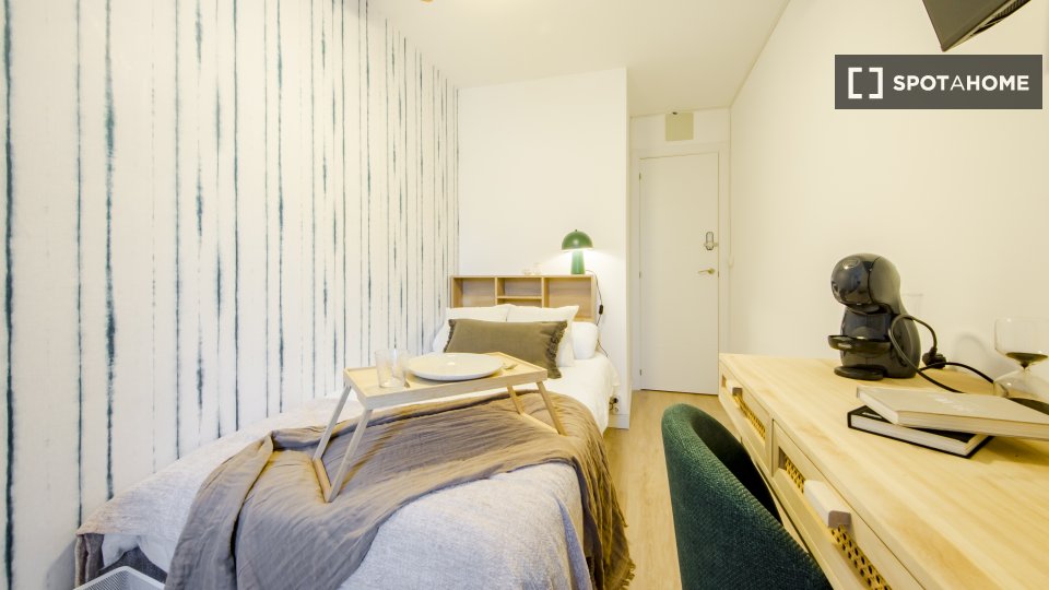 Double room Madrid, 6 beds, 110m² — photo 2