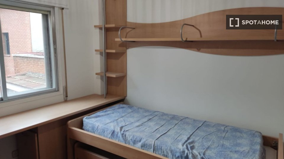 Double room Madrid, 3 beds — photo 28