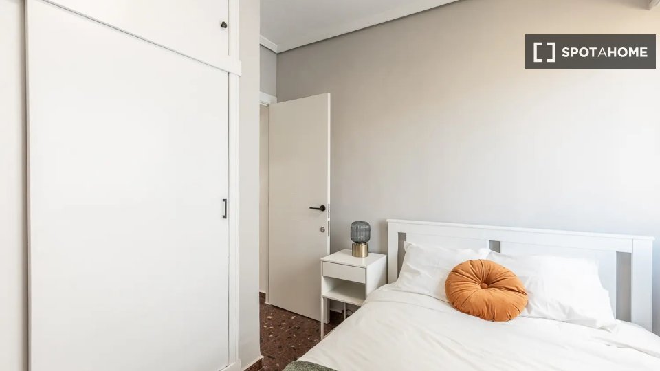Camera in un appartamento condiviso con 5 camere da letto ad Arrancapins, Valencia. - in Valencia