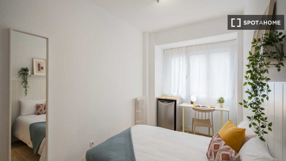 Se alquila habitación en piso compartido en Valdeacederas, Madrid