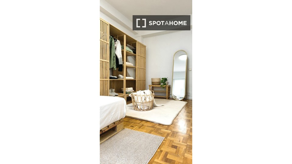 Double room Pamplona, 5 beds, 124m² — photo 3