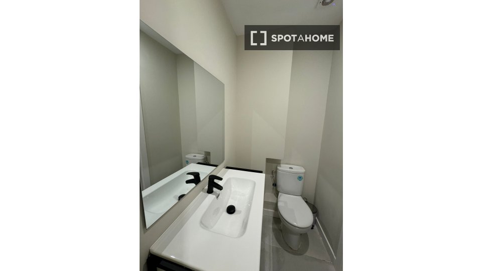 Double room Madrid, 8 beds, 139m² — photo 7