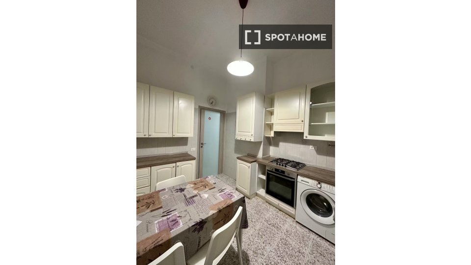 Double room Rome, 3 beds — photo 14