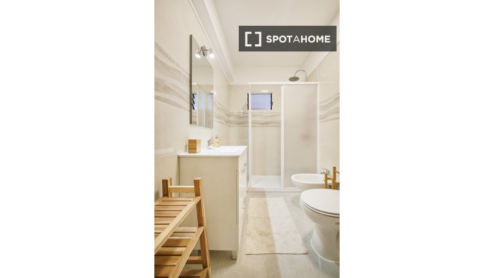 Double room Lisbon, 3 beds — photo 11