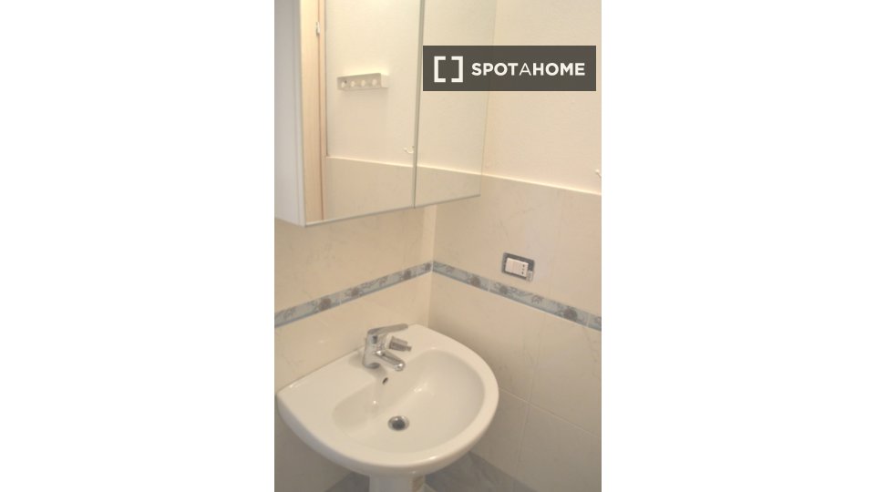 Double room Milan, 3 beds, 80m² — photo 12