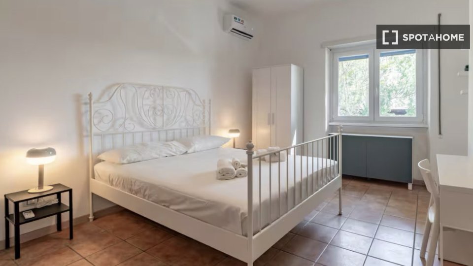 Stanza in un appartamento condiviso con 3 camere da letto in affitto a Marconi, Roma. - en Roma