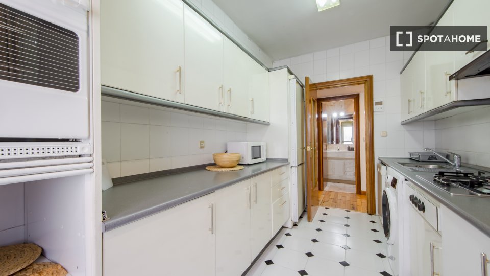 Double room Madrid, 7 beds, 135m² — photo 16