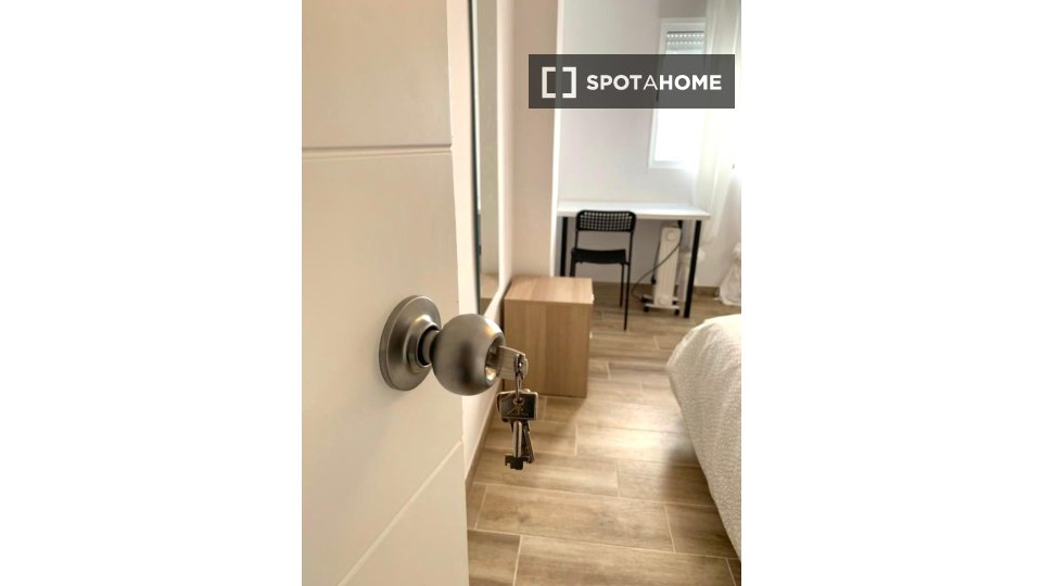 Double room Valencia, 3 beds, 85m² — photo 21