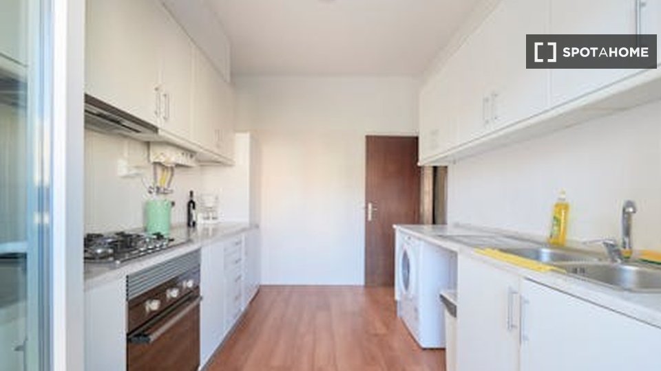 Double room Lisbon, 5 beds — photo 18
