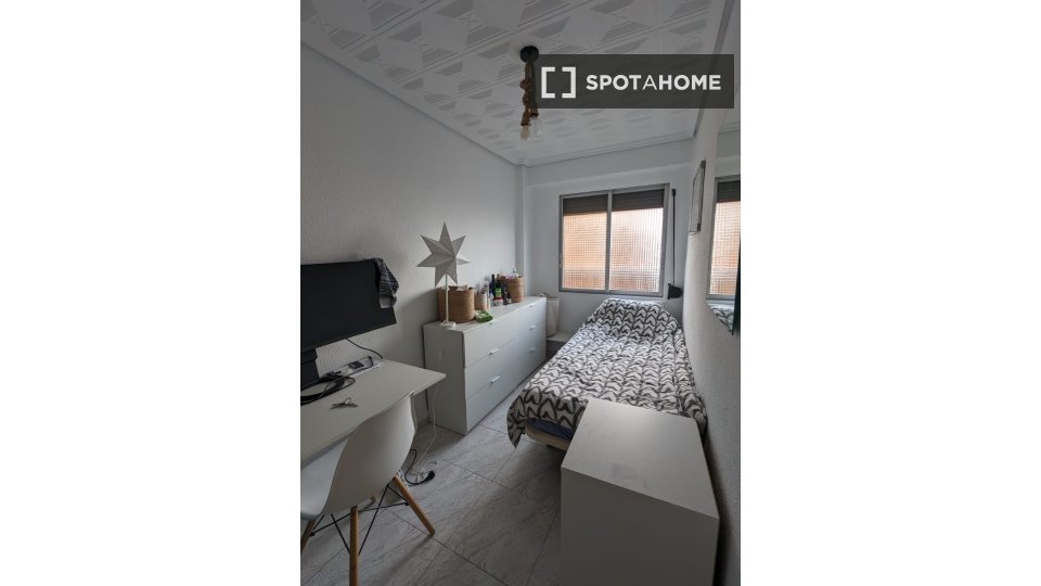 Double room Valencia, 3 beds, 85m² — photo 17