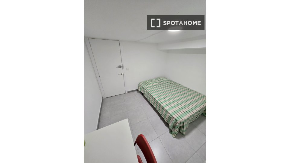 Double room Valencia, 5 beds, 85m² — photo 5