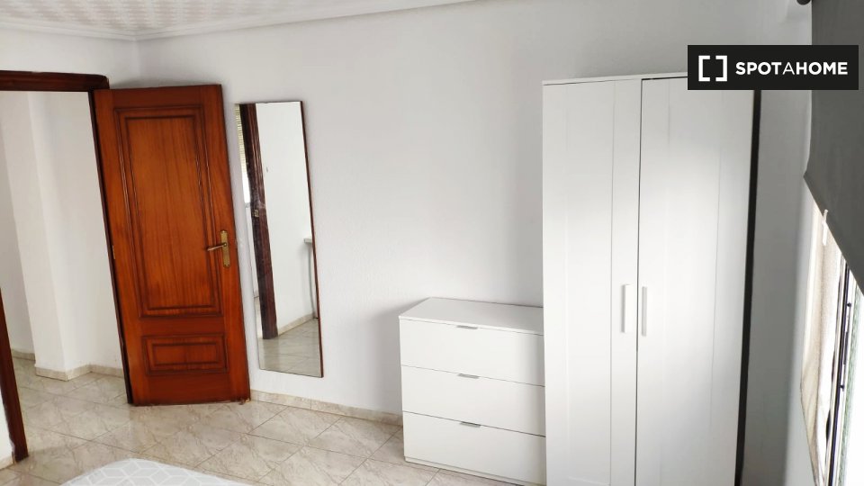 Double room Valencia, 3 beds, 85m² — photo 1