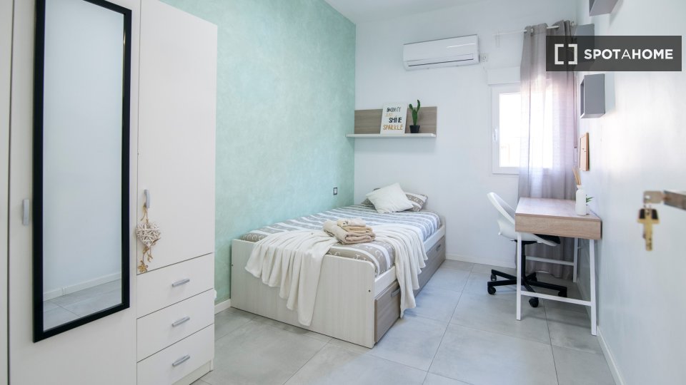 Double room Valencia, 3 beds, 65m² — photo 23