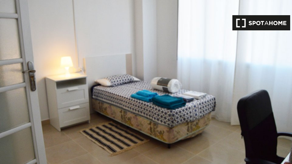 Habitación equipada en apartamento de 4 dormitorios en Extramurs, Valencia