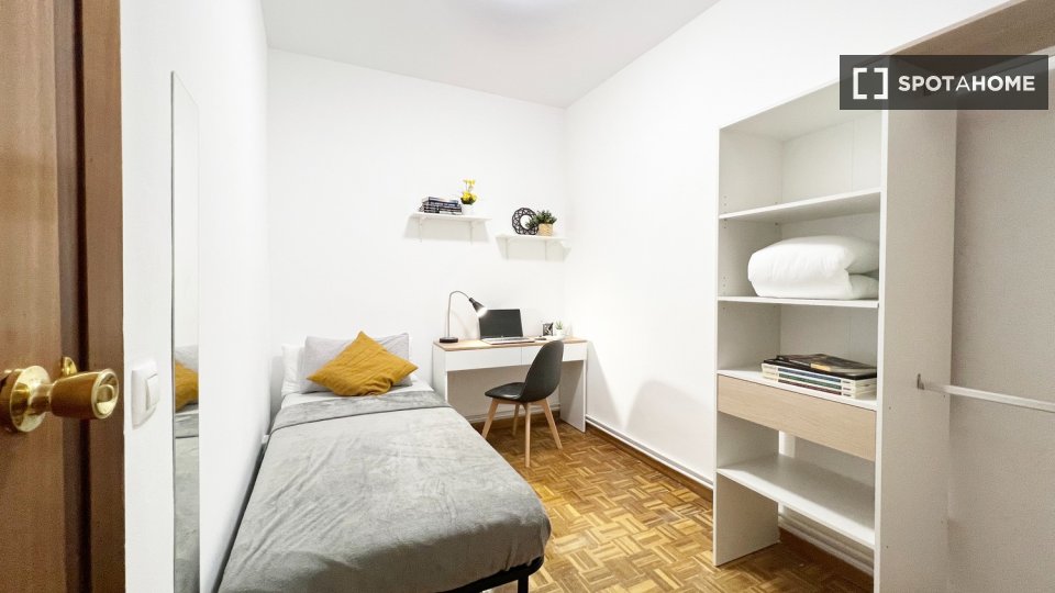 Double room Madrid, 9 beds, 200m² — photo 2