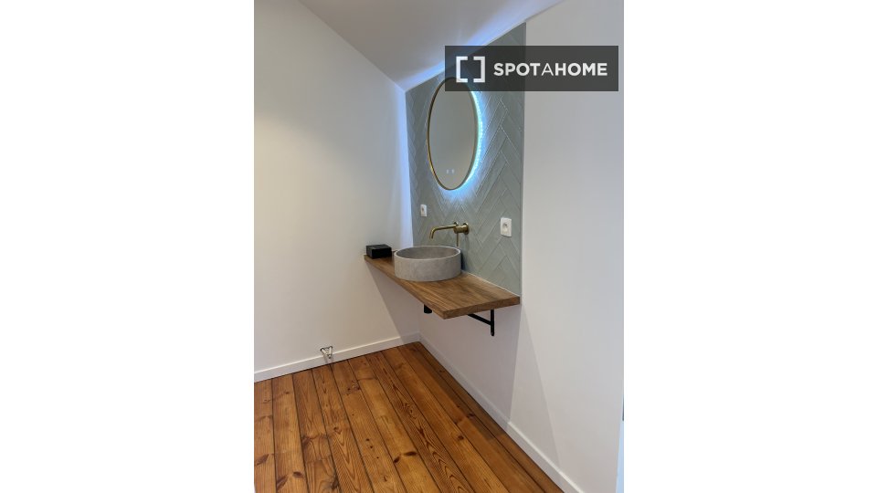 Double room Brussels, 9 beds, 13m² — photo 1