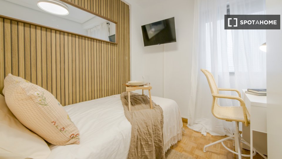 Double room Madrid, 6 beds, 100m² — photo 4